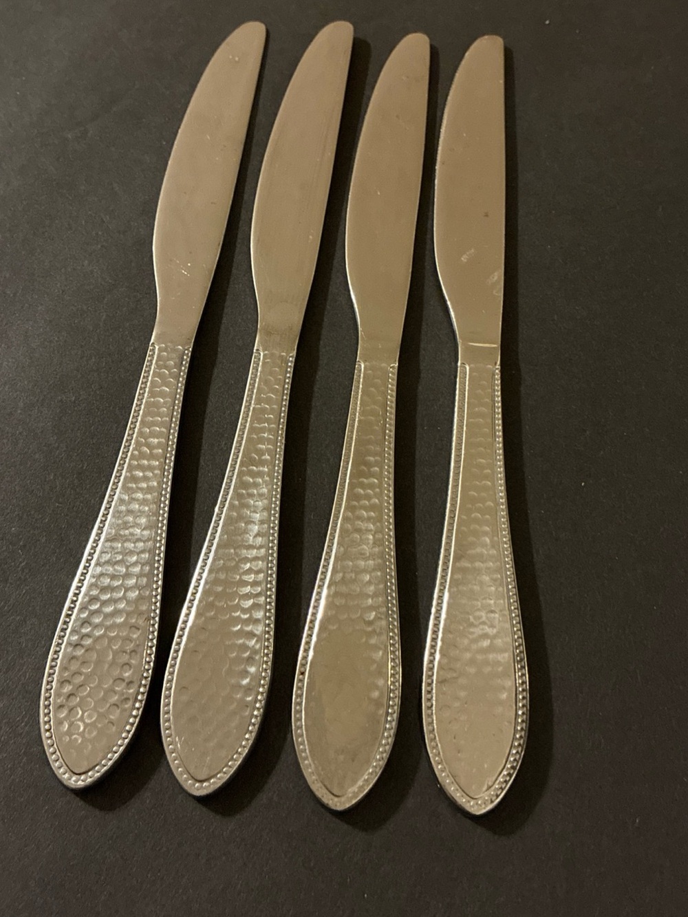 Hammered Glossy Stainless Cambridge Set Of 4 Dinner Knives Silver Tone
